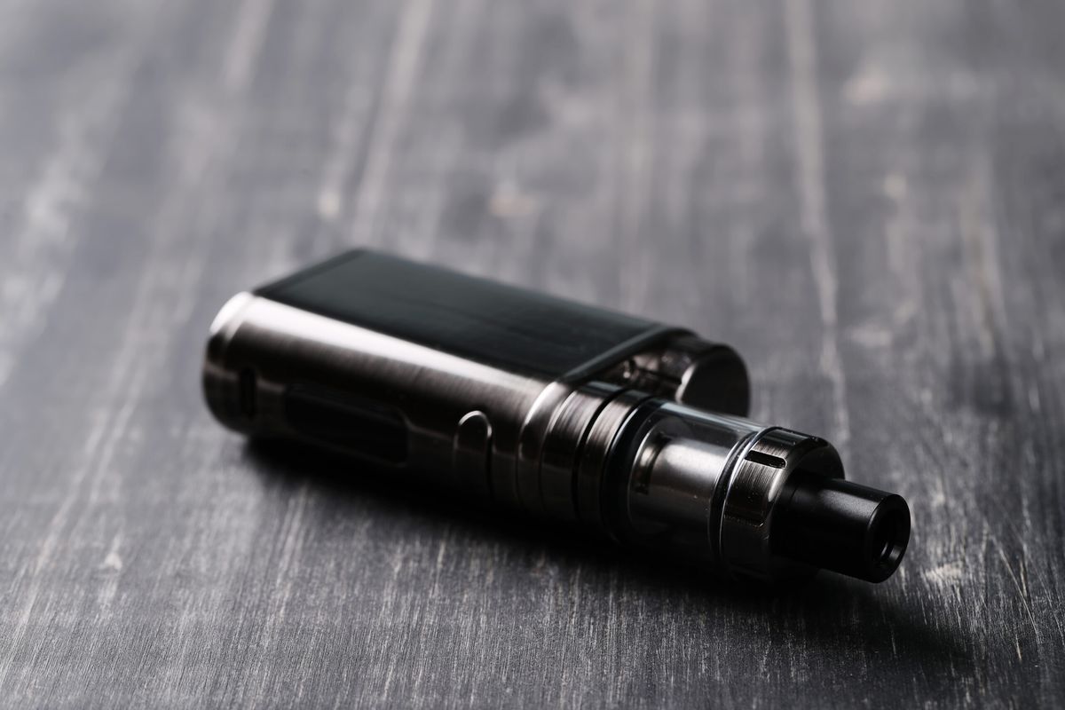 Skysčiai elektroninėms cigaretėms pildyti keliavo į mokyklas