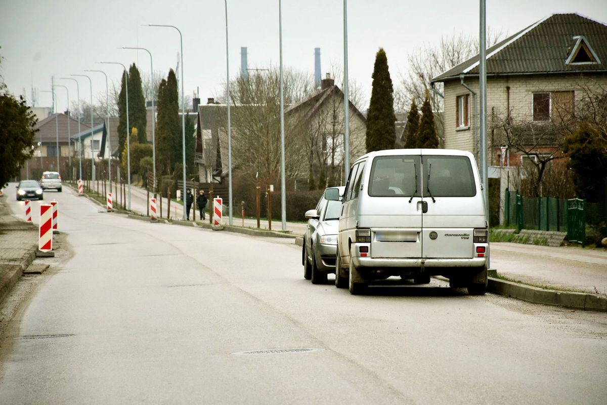 Erzina gatvėje pastatyti automobiliai. Kur vairuotojų sąmoningumas?