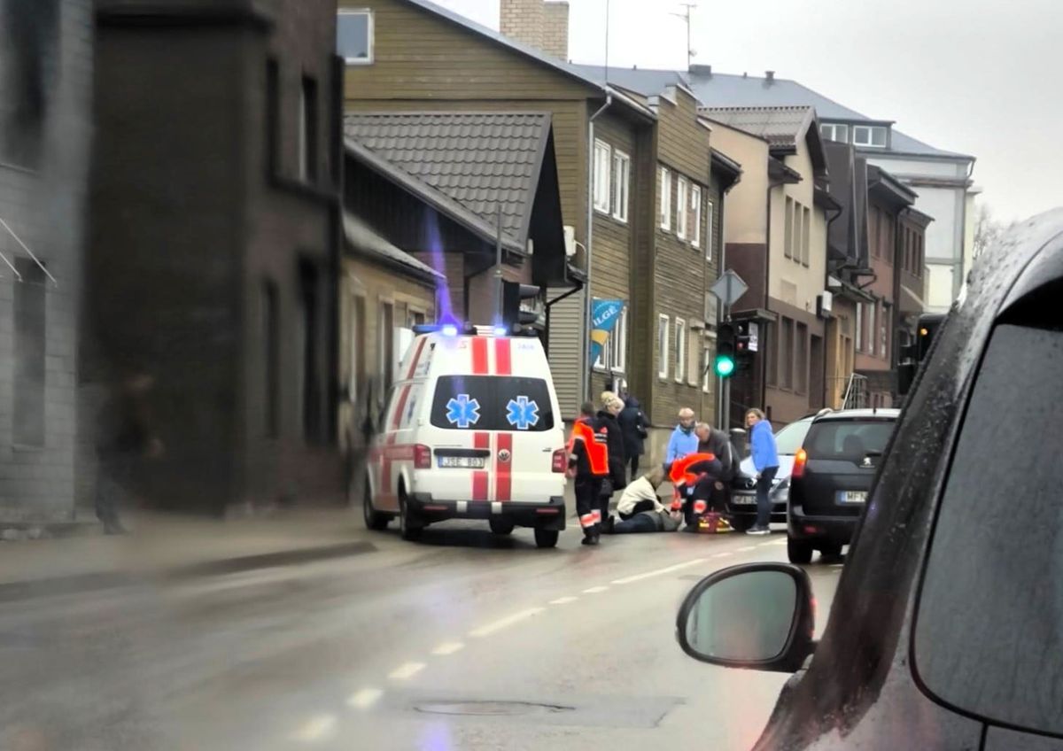 Perėjoje partrenkta moteris