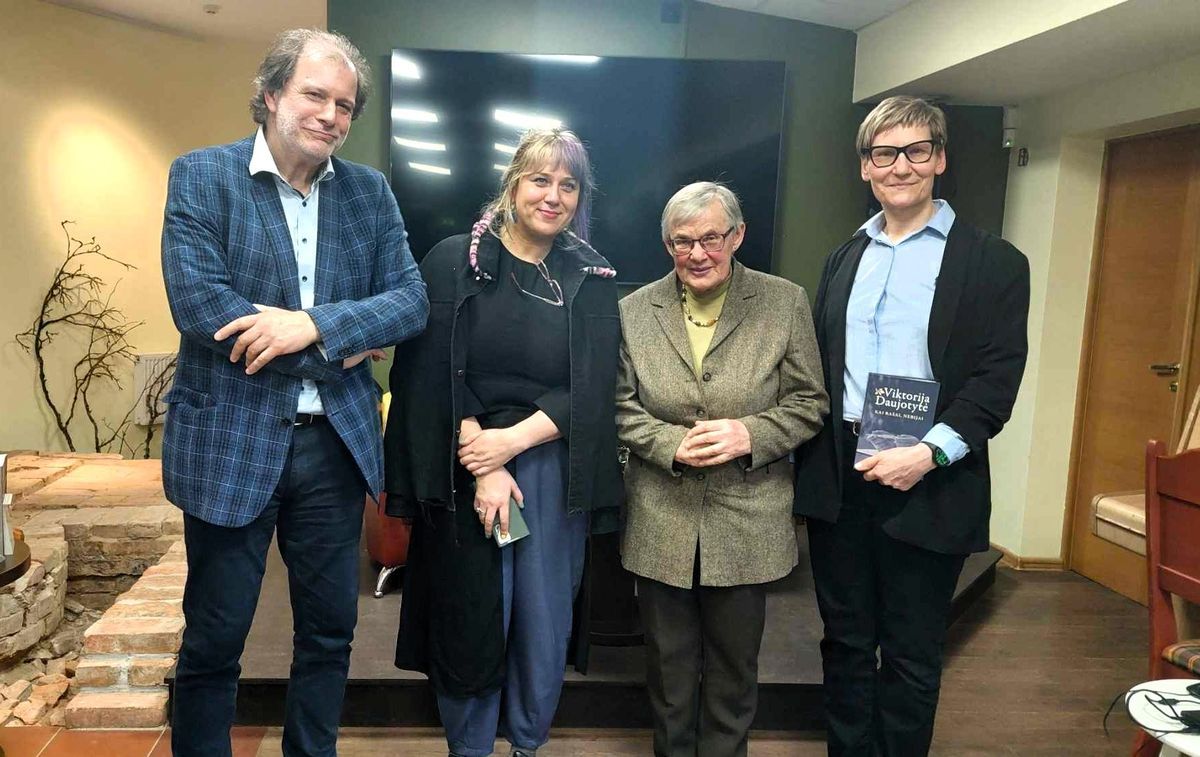Profesorė Viktorija Daujotytė Plungėje pristatė autobiografinę knygą