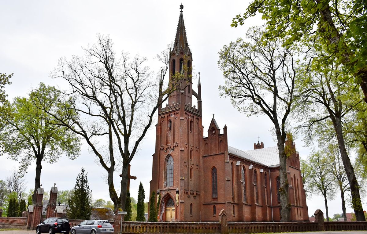 Ša­tei­kių baž­ny­čia – ant­ras Plun­gės rū­mų žir­gy­nas?