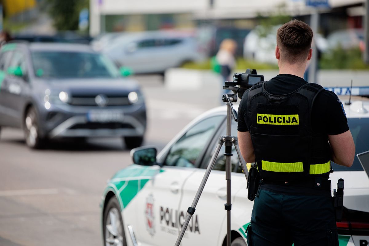 Liepą policija patruliuos viešai ir neviešai: stebės paauglius, maisto kurjerius