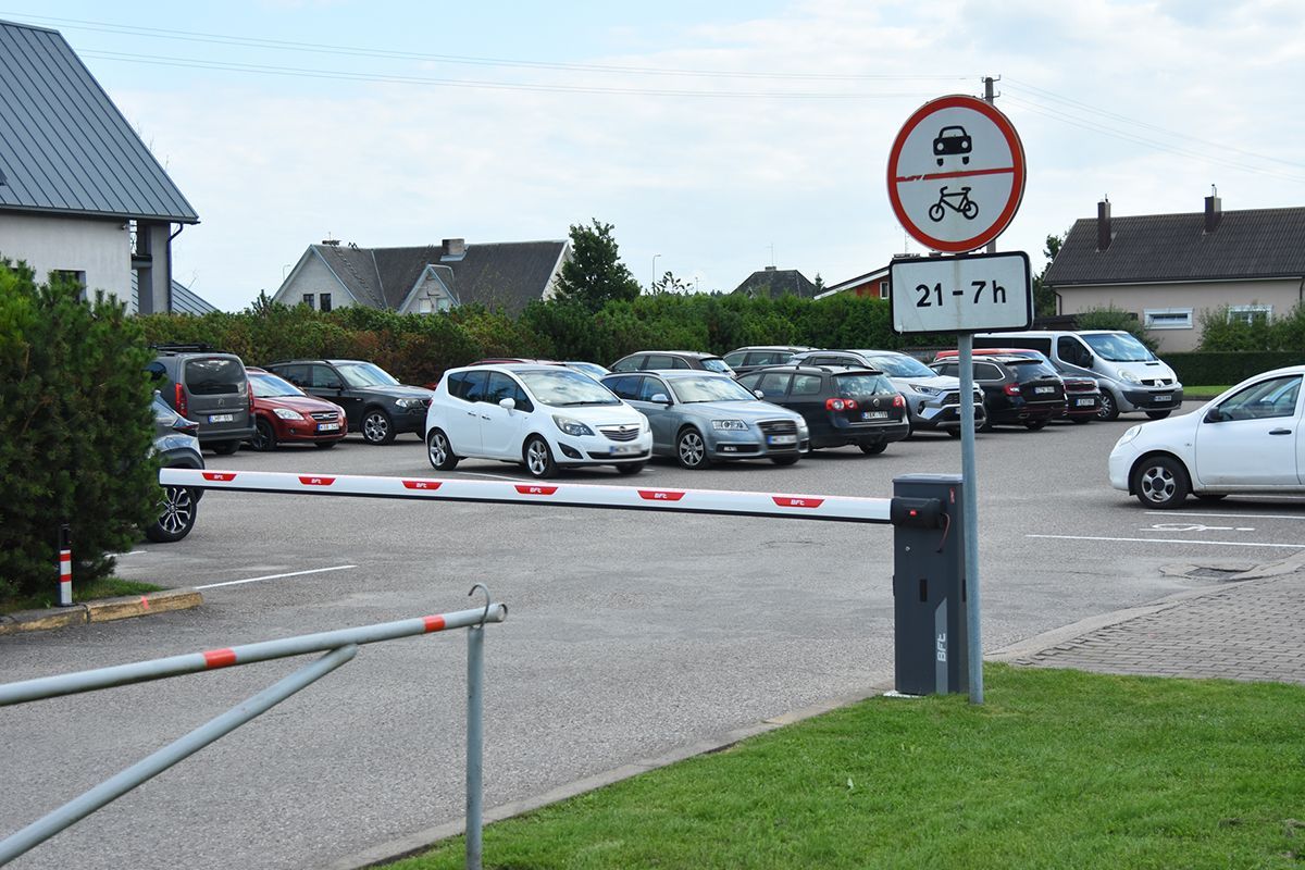 Automobilių stovėjimo aikštelės tik mokytojams – privilegija ar įprasta praktika?