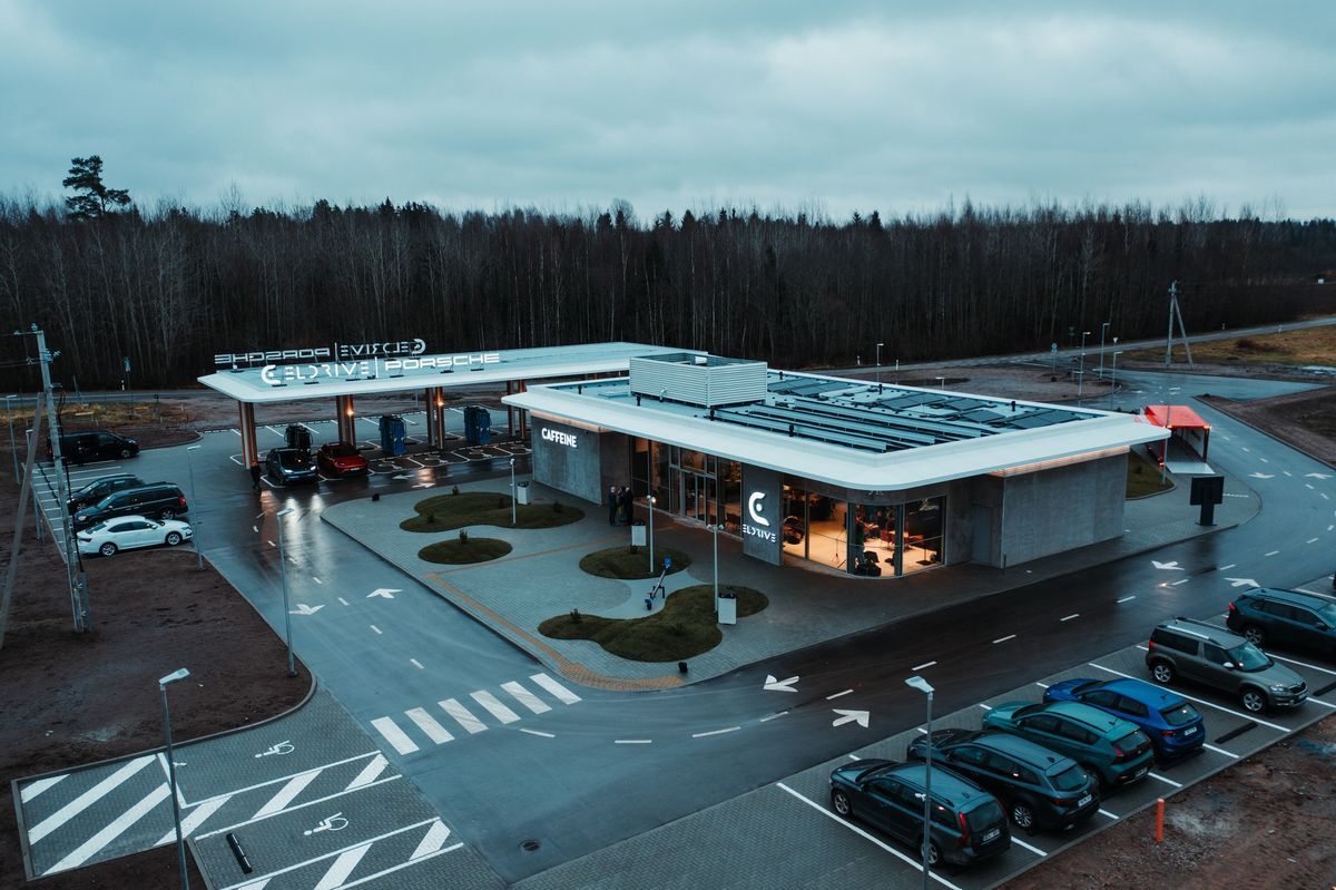 Rietavo pašonėje atidarytas elektromobilių parkas