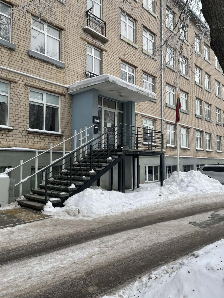 Ak­me­ni­mis iš­dau­žy­ti Savivaldybės administracijos skyriaus lan­gai