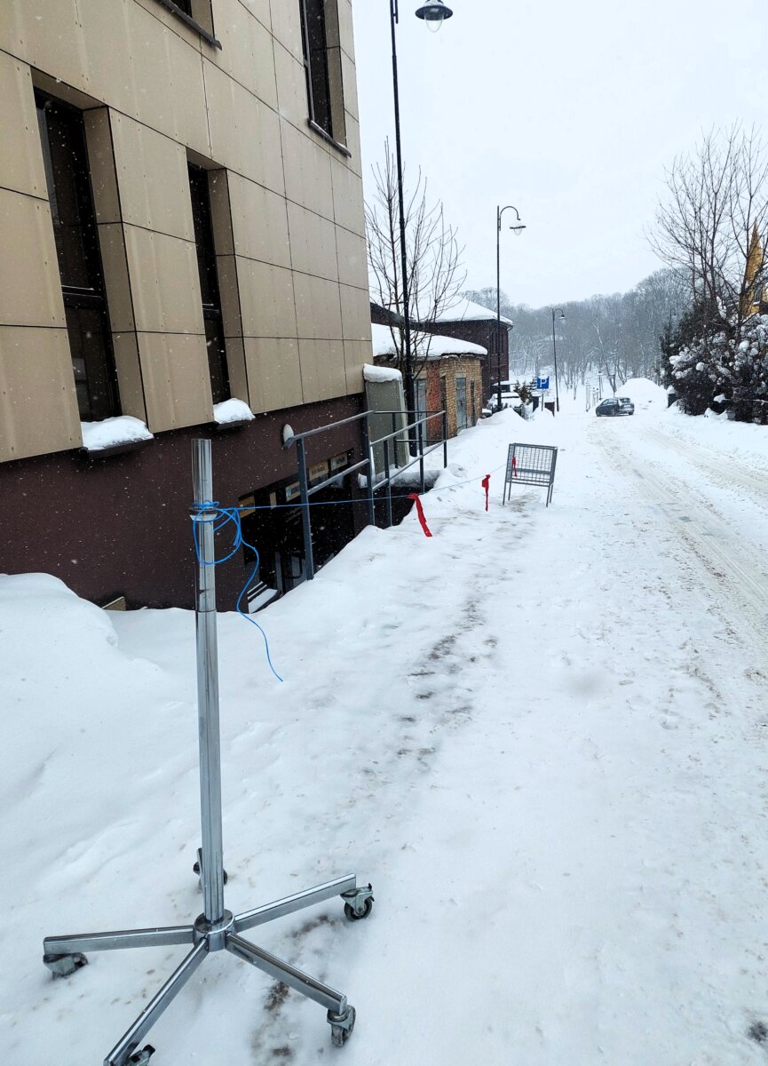 Automobiliai – ant šaligatvio, pėstieji – į gatvę
