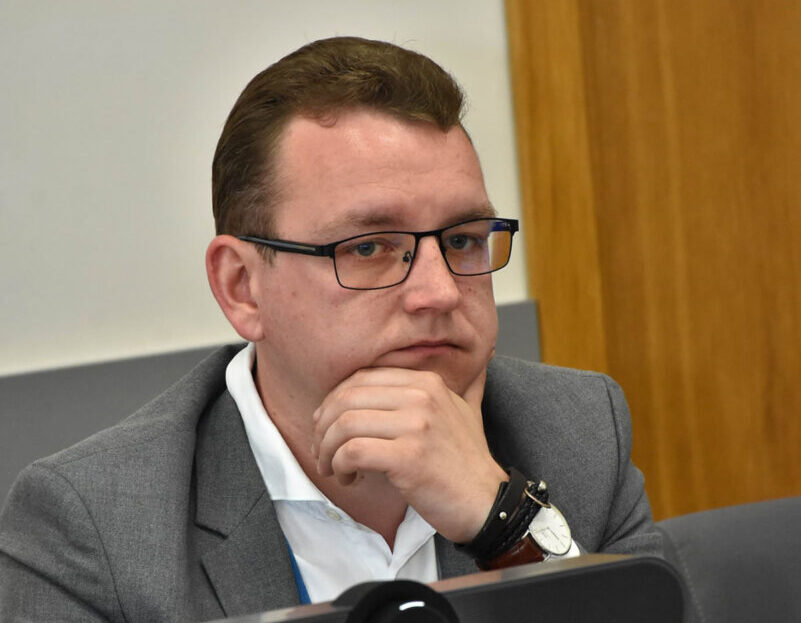 Sky­riaus ve­dė­jas Gintau­tas Ri­mei­kis: „Tai ma­no nuo­mo­nė“, profsą­jun­gų at­sto­vė Guo­da Ačie­nė: „Tai pa­na­šu į mo­bin­gą“