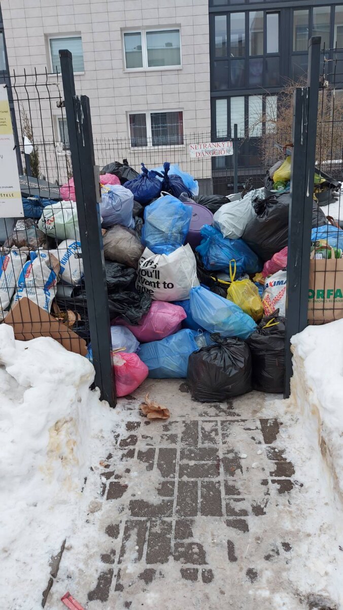 Skambina pavojaus varpais: Plungė skęsta ne tik sniege, bet ir šiukšlėse