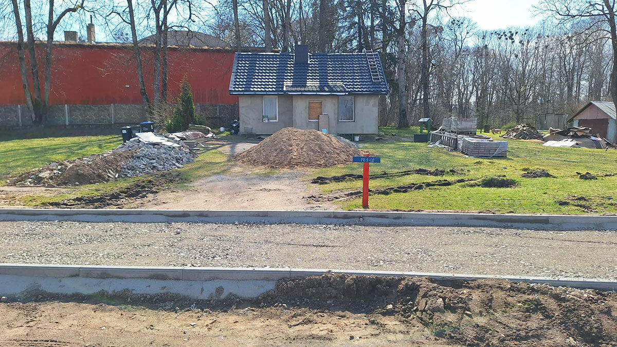 Stoties gatvės bėdos: „pakibęs“ dviračių takas, kiemas be įvažos…