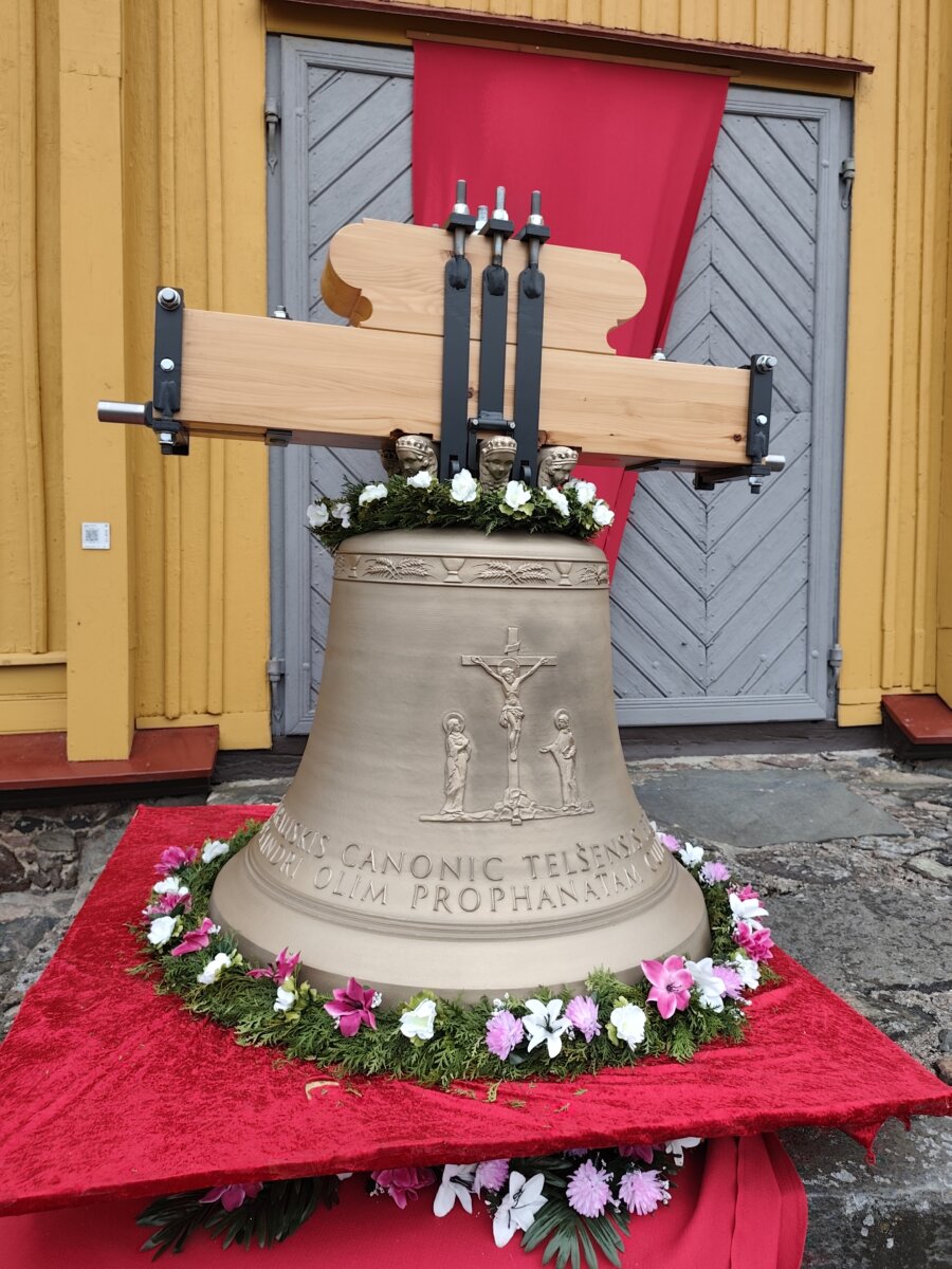 Istorinis įvykis Varniuose – po dešimtmečių tylos bažnyčia atgaus savo balsą