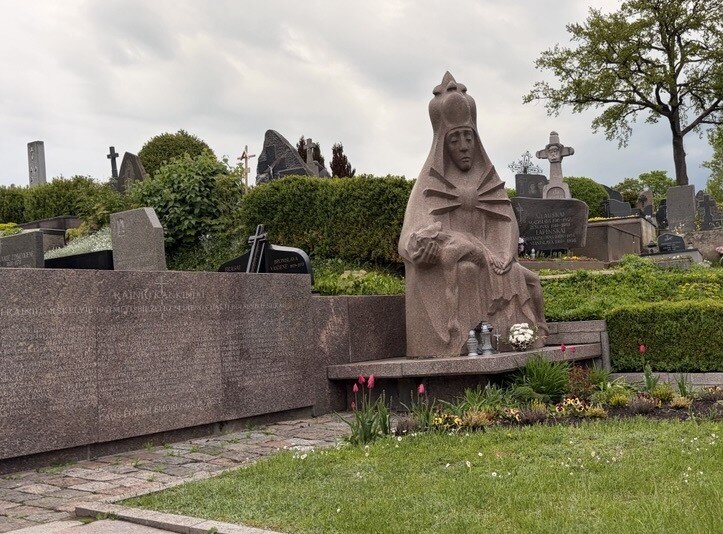 Tvarkys Rainių kankinių kapą