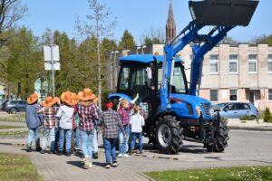 Plun­gės ir Pla­te­lių se­niū­ni­jo­se rie­dės nau­ji trak­to­riai