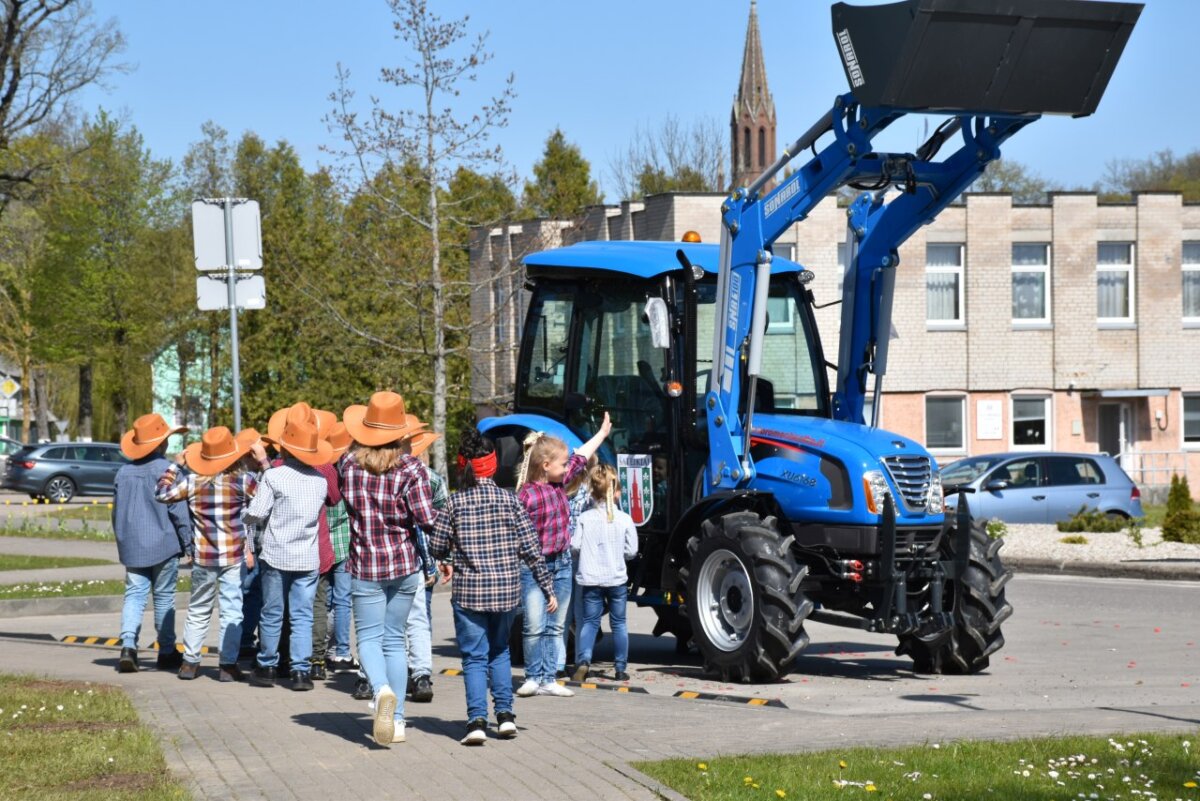 Plun­gės ir Pla­te­lių se­niū­ni­jo­se rie­dės nau­ji trak­to­riai