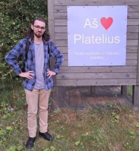 Savanorį Moises stebina plungiškių bendravimas ir vonios kambariai