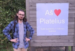 Savanorį Moises stebina plungiškių bendravimas ir vonios kambariai
