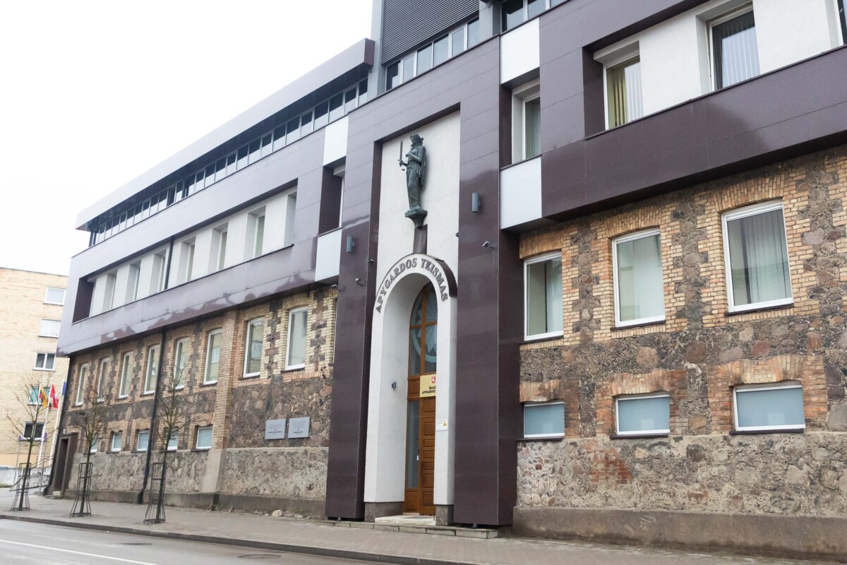 Pradėta nagrinėti organizuotos nusikalstamos grupuotės byla: kaltinami narkotikų platinimu Airijoje