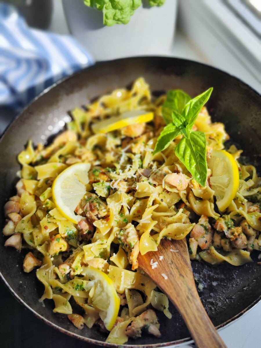 Makaronai su vištiena ir naminiu pesto