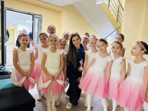 Sva­jo­nė, su­bū­ru­si šim­tus ma­žų šir­džių