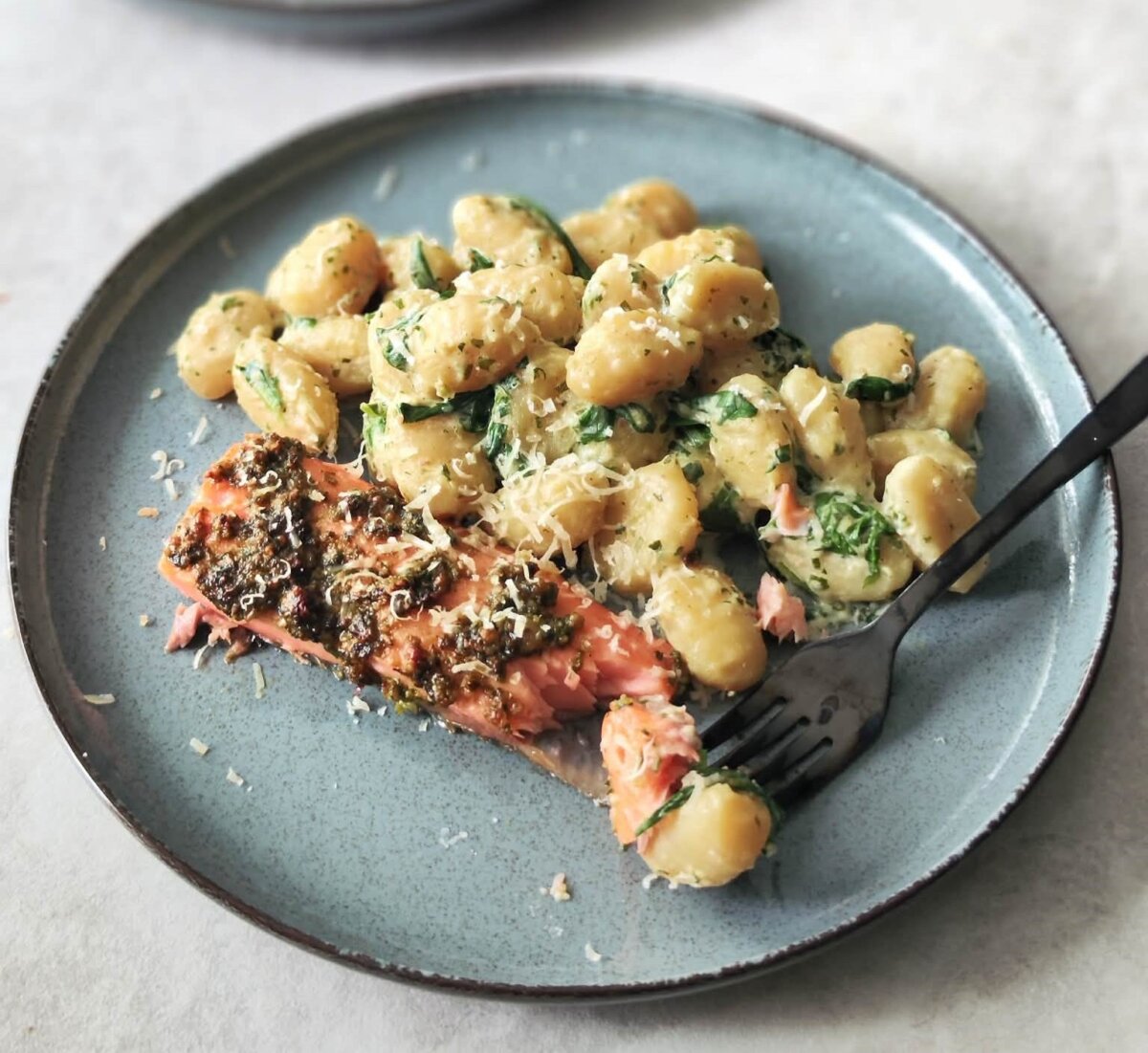 Lašiša su gnocchi ir špinatais