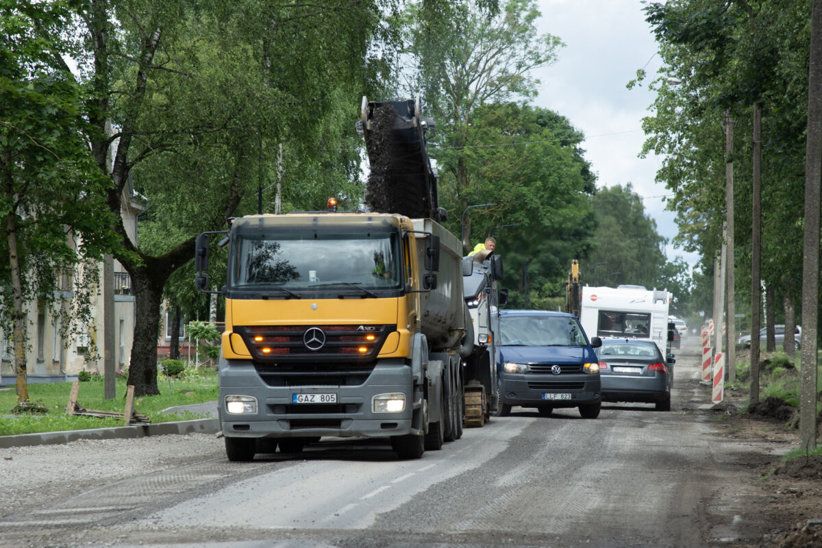 Dariaus ir Girėno gatvės košmaras baigiasi – kloja asfaltą
