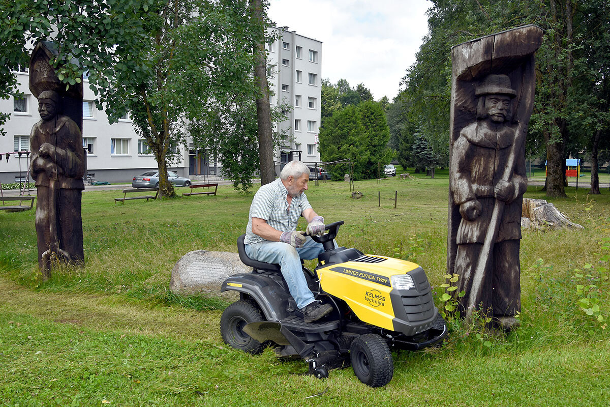 Garbės piliečio atminimas apaugo žolėmis…