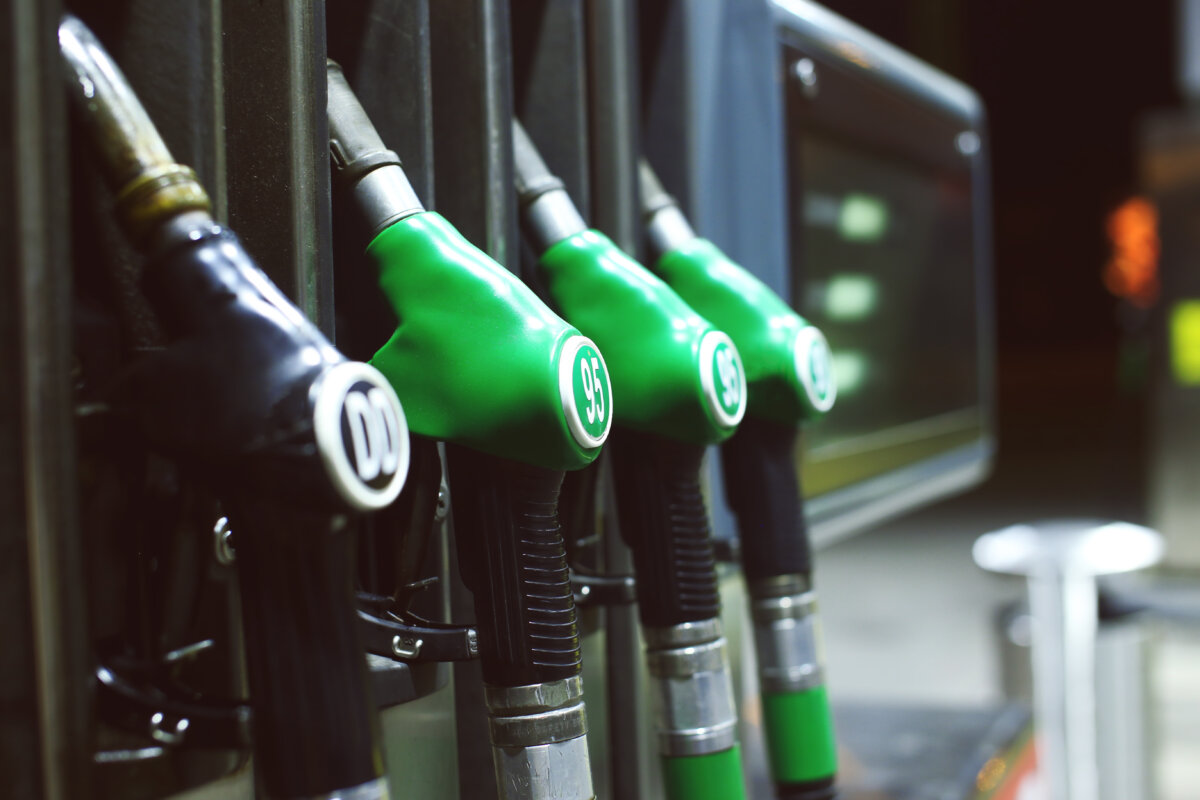 LEA: pirmadienį benzinas ir dyzelinas vėl pigo