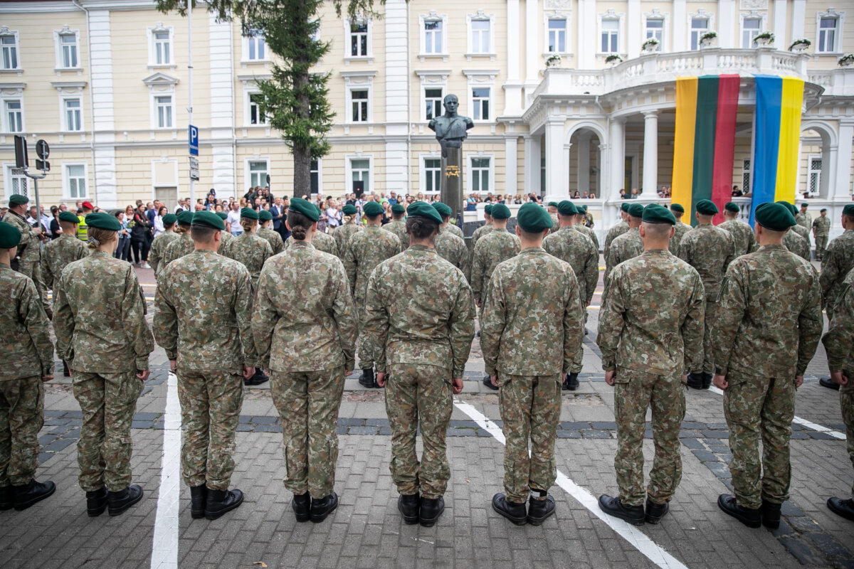 Kariuomenė: norinčiųjų savanoriškai atlikti karo tarnybą skaičius viršijo 8 tūkst.