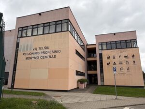 Kodėl Tel­šių re­gio­ni­nio pro­fe­si­nio mo­ky­mo cent­ro pa­da­li­nio moks­lei­viai šil­to mais­to ieš­ko už mo­kyk­los durų?