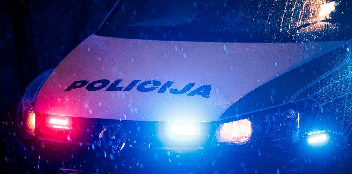 Plungėje nepilnametis sužalojo policijos pareigūną